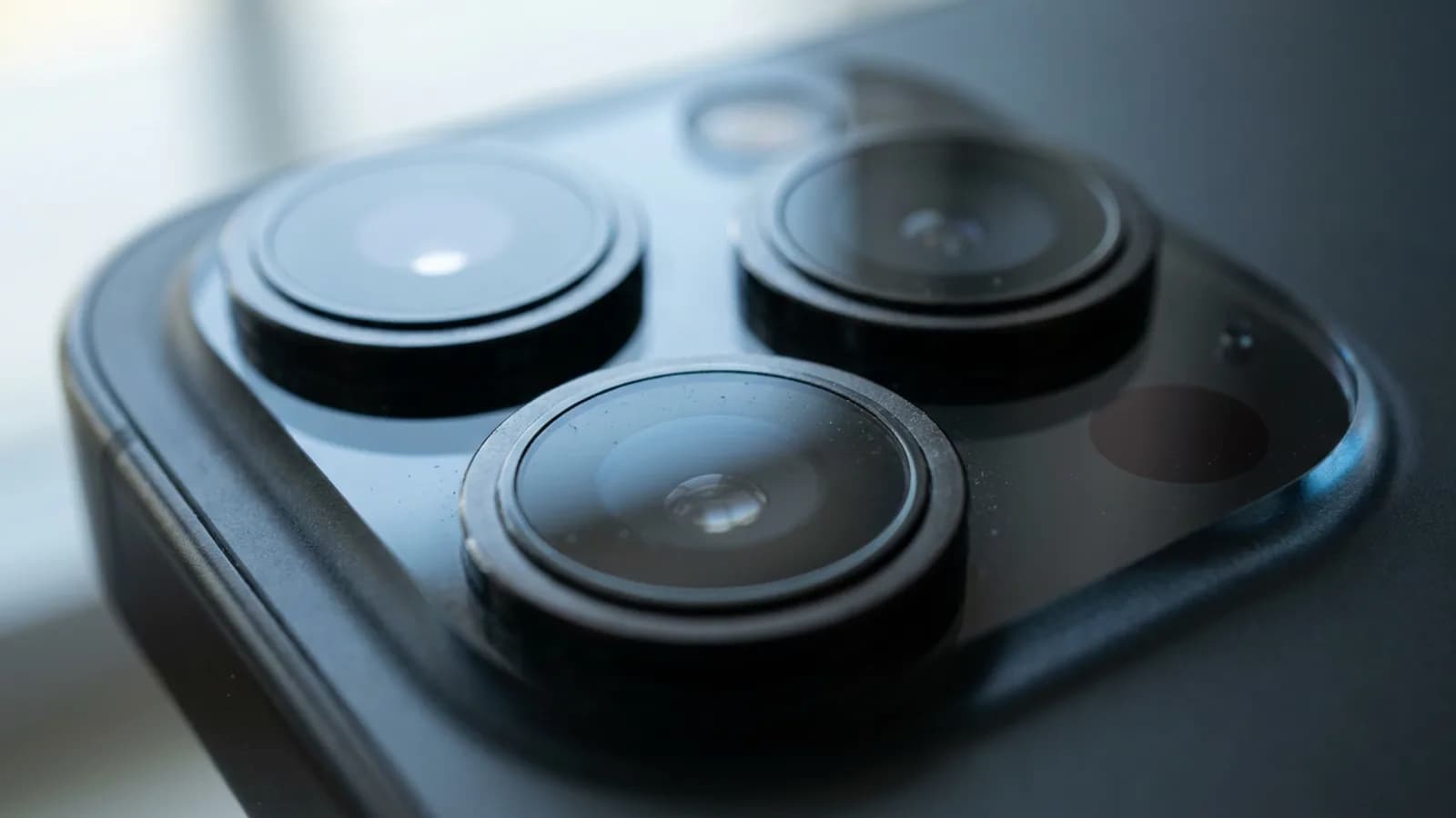 Detail zadního modulu fotoaparátu iPhone Pro se snímačem LiDAR